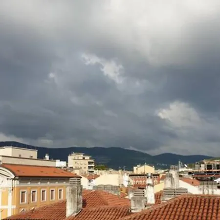 Sky Nido- Appartamento Mansardato In Centro Storico Triëst Buitenkant foto