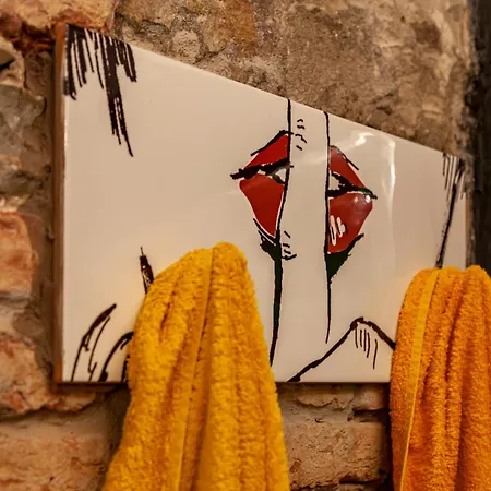 Sky Nido- Appartamento Mansardato In Centro Storico Triëst Buitenkant foto