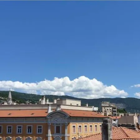 Sky Nido- Appartamento Mansardato In Centro Storico Triëst Buitenkant foto